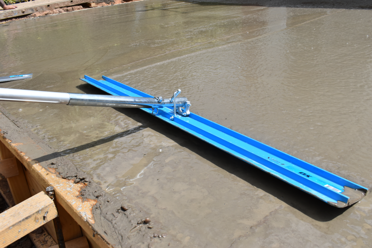 Pro Aluminium Bullfloat Betonverdeler 1200mm met uitschuifbare Handgreep