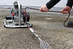 Kabeltrekken, Kabelafrollen, Kabelontmanteling